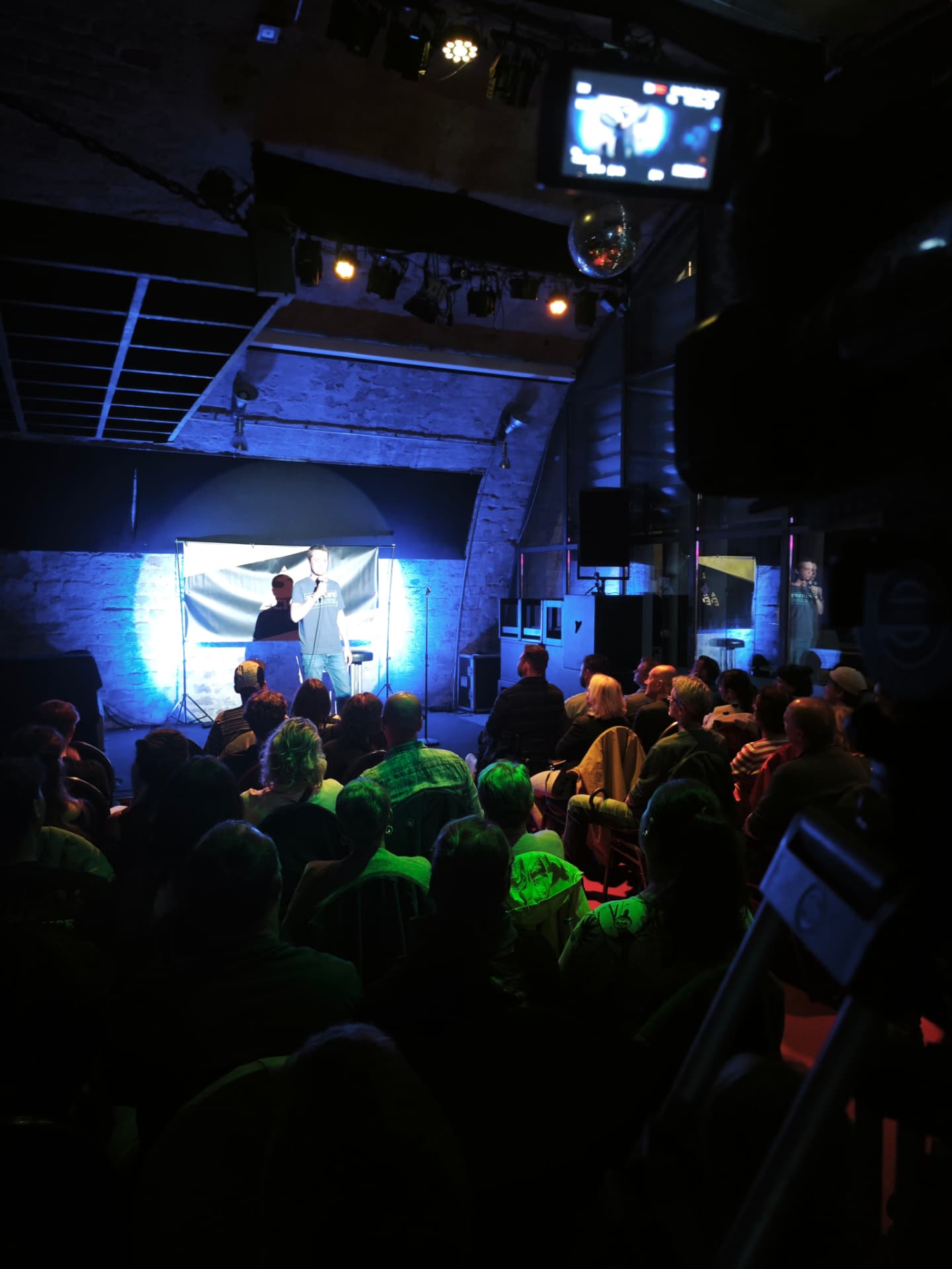 Comedian auf der Bühne des Bärenzwingers mit Publikum
