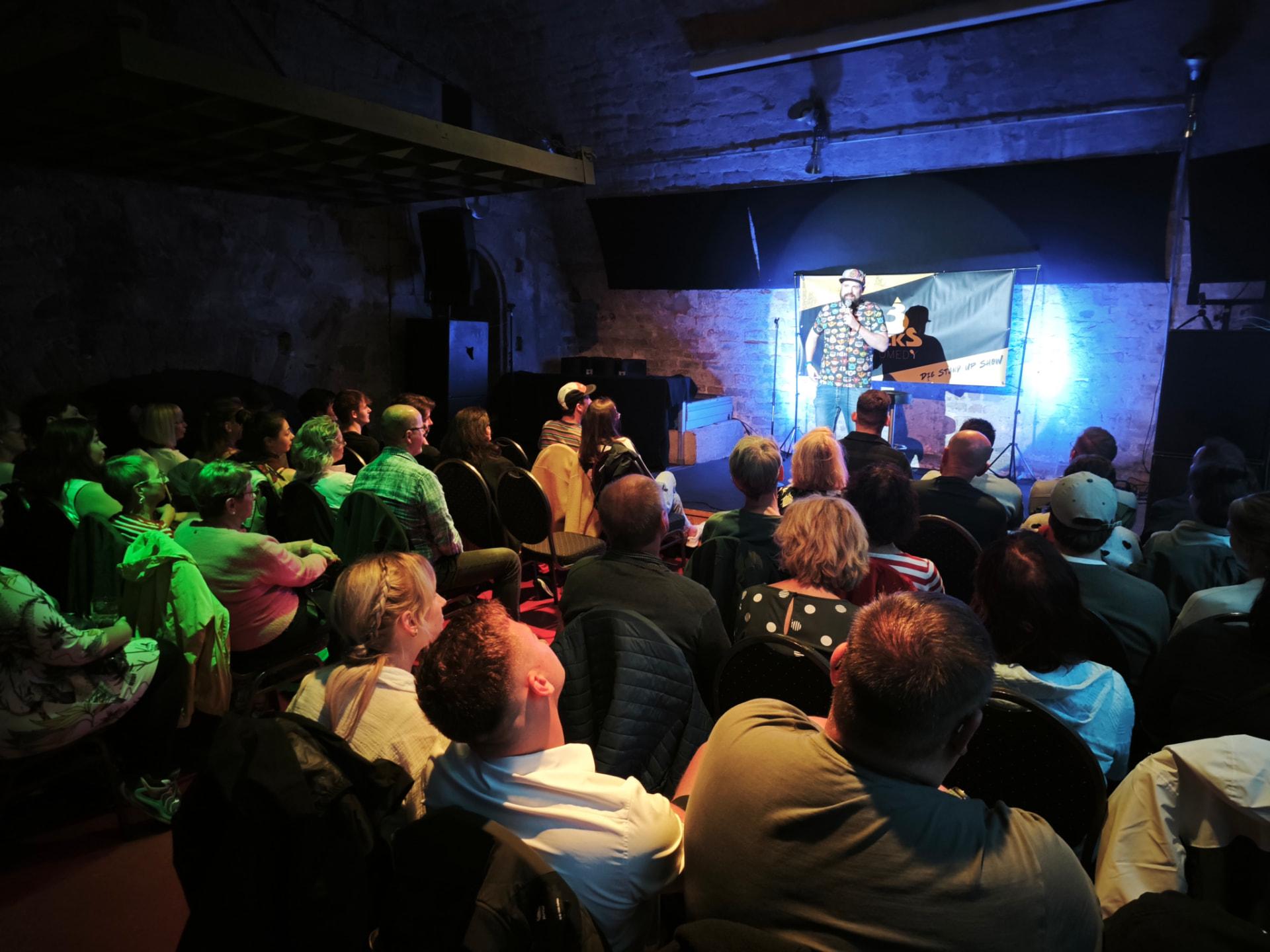 Publikum im Bärenzwinger bei einer Dreiecks Comedy Show