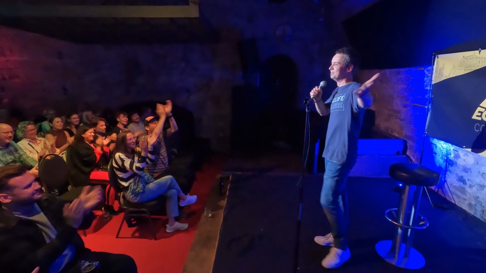 Comedian auf der Bühne des Bärenzwingers, Publikum klatscht und lacht