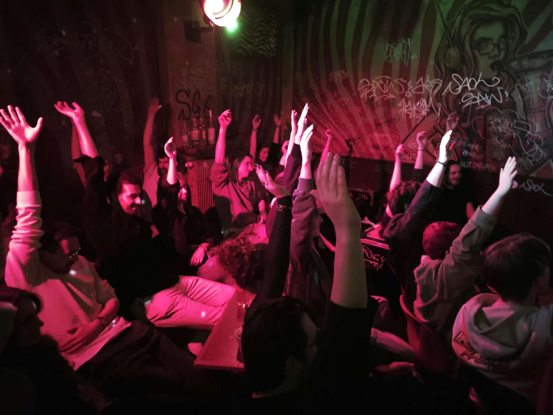 Publikum bei einer Comedy-Show mit erhobenen Händen
